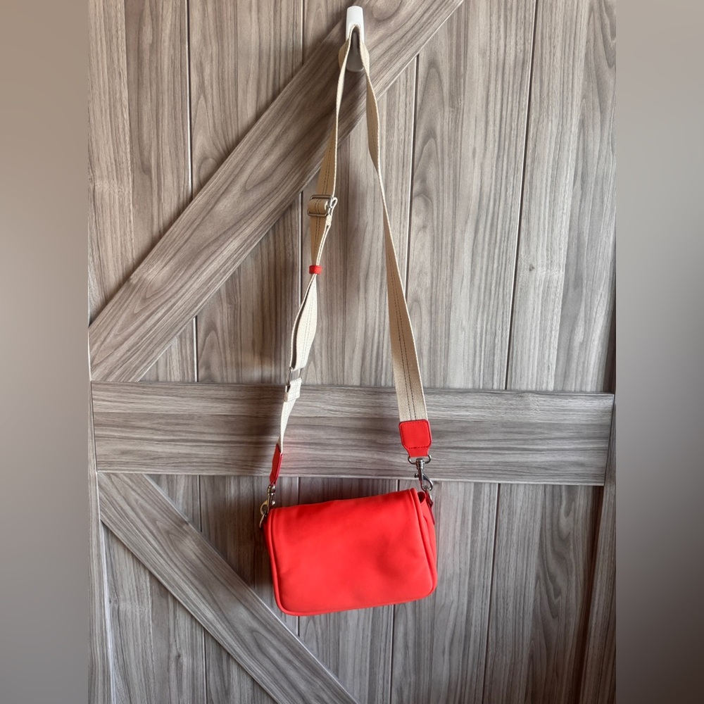 Universal Thread Red/Coral Crossbody Bag – Vibrant & Versatile